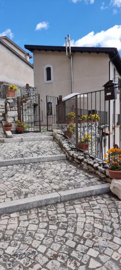 Casa Vacanze Al Castello Villetta Barrea Exterior photo